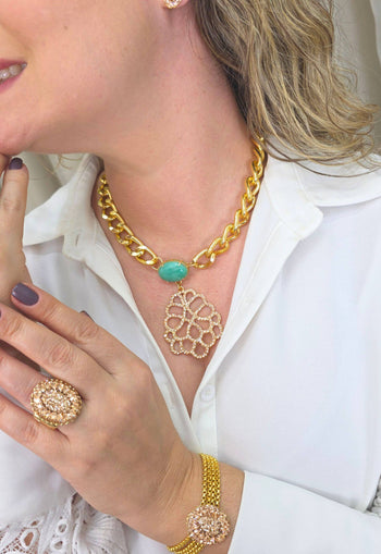 Colar Vasconcelos de elos dourado com pedra azul e pingente de strass pêssego