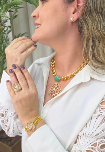 Colar Vasconcelos de elos dourado com pedra azul e pingente de strass pêssego