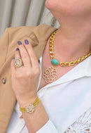 Colar Vasconcelos de elos dourado com pedra azul e pingente de strass pêssego