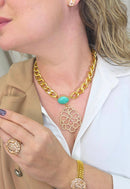 Colar Vasconcelos de elos dourado com pedra azul e pingente de strass pêssego