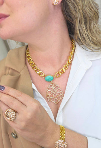 Colar Vasconcelos de elos dourado com pedra azul e pingente de strass pêssego