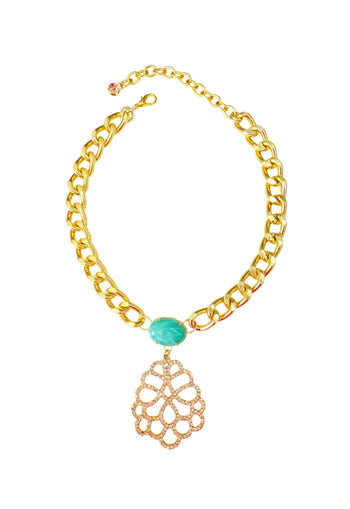 Colar Vasconcelos de elos dourado com pedra azul e pingente de strass pêssego