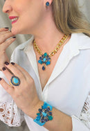 Colar Paola Turquesa: Moderno com Pedras Azuis e Correntaria no Dourado | Destaque no seu Look