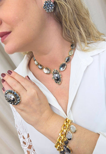 Colar Noemia de pedras hematite com pingente de coração banhado no dourado