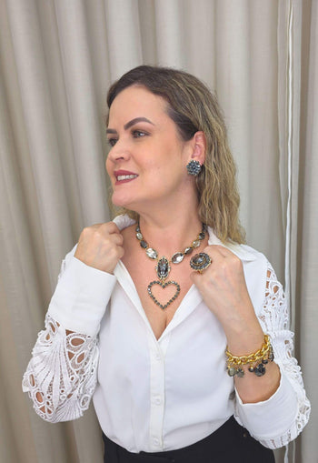 Colar Noemia de pedras hematite com pingente de coração banhado no dourado