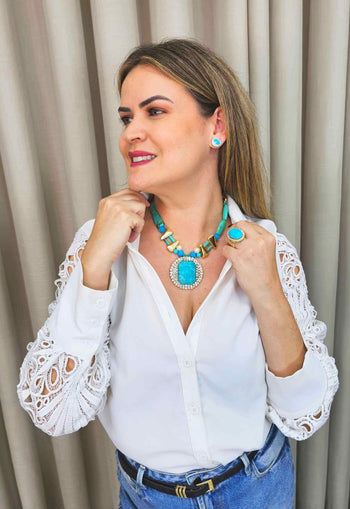 Colar Nina com pedras em tons de azuis e turquesa com detalhes em dourado