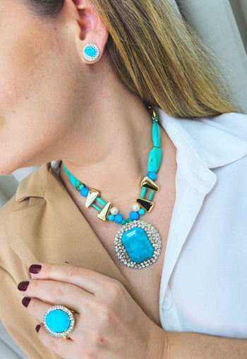 Colar Nina com pedras em tons de azuis e turquesa com detalhes em dourado