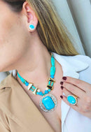 Colar Nina com pedras em tons de azuis e turquesa com detalhes em dourado