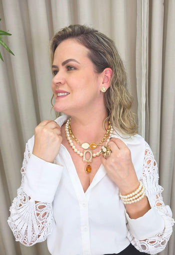 Colar Deonice de perolas com resina e pingente esmaltado banhado no dourado