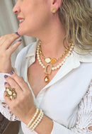 Colar Deonice de perolas com resina e pingente esmaltado banhado no dourado