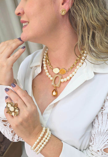 Colar Deonice de perolas com resina e pingente esmaltado banhado no dourado