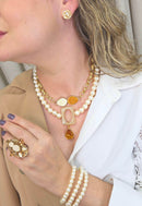 Colar Deonice de perolas com resina e pingente esmaltado banhado no dourado