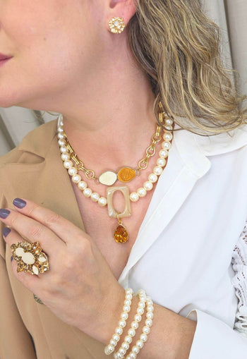 Colar Deonice de perolas com resina e pingente esmaltado banhado no dourado