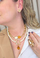Colar Deonice de perolas com resina e pingente esmaltado banhado no dourado