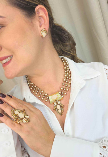 Colar Ofélia: Romântico com Pérolas Rosê e Pedras no Dourado | Peça Exclusiva
