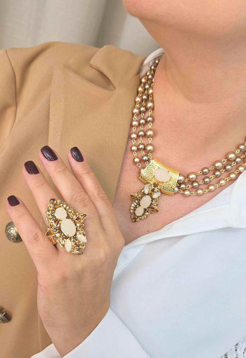 Colar Ofélia: Romântico com Pérolas Rosê e Pedras no Dourado | Peça Exclusiva