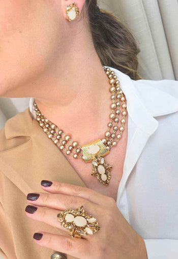 Colar Ofélia: Romântico com Pérolas Rosê e Pedras no Dourado | Peça Exclusiva