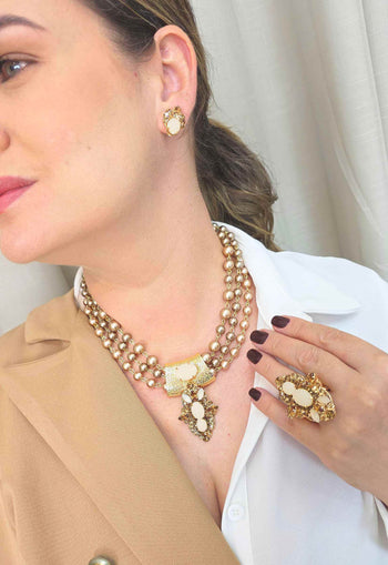 Colar Ofélia: Romântico com Pérolas Rosê e Pedras no Dourado | Peça Exclusiva