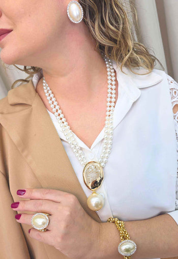 Colar de pérolas Marieta com pingente dourado e perola grande
