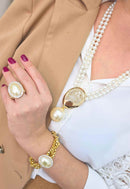 Colar de pérolas Marieta com pingente dourado e perola grande