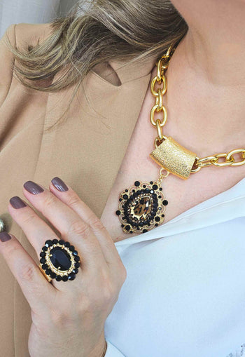Colar Simone classico com pingente de pedras pretas e animal print banhado no dourado