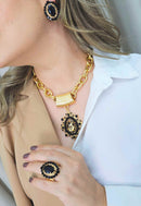Colar Simone classico com pingente de pedras pretas e animal print banhado no dourado
