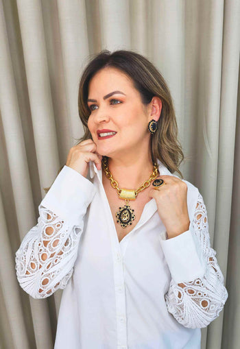 Colar Simone classico com pingente de pedras pretas e animal print banhado no dourado