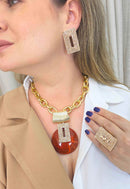 Colar Maria Eugênia: Elegante com Resina Terracota e Pingente Retangular de Strass Pêssego Banhado no Dourado | By Sahar