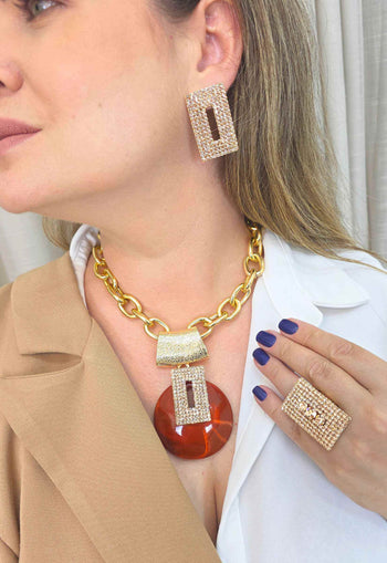 Colar Maria Eugênia: Elegante com Resina Terracota e Pingente Retangular de Strass Pêssego Banhado no Dourado | By Sahar