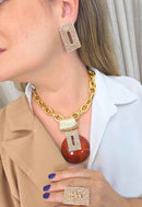 Colar Maria Eugênia: Elegante com Resina Terracota e Pingente Retangular de Strass Pêssego Banhado no Dourado | By Sahar