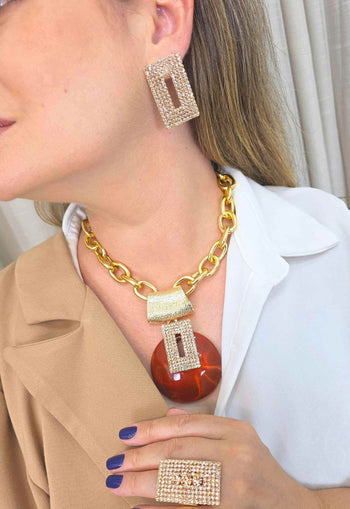 Colar Maria Eugênia: Elegante com Resina Terracota e Pingente Retangular de Strass Pêssego Banhado no Dourado | By Sahar