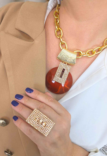 Colar Maria Eugênia: Elegante com Resina Terracota e Pingente Retangular de Strass Pêssego Banhado no Dourado | By Sahar