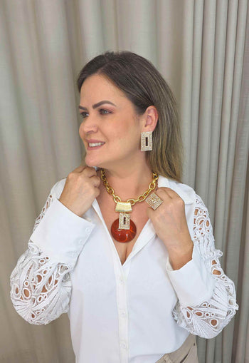 Colar Maria Eugênia: Elegante com Resina Terracota e Pingente Retangular de Strass Pêssego Banhado no Dourado | By Sahar