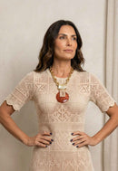 Colar Maria Eugênia: Elegante com Resina Terracota e Pingente Retangular de Strass Pêssego Banhado no Dourado | By Sahar