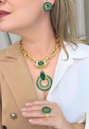 Maxi Colar Rubra: Pingente de Pedras Verde Esmeralda no Dourado | Look de Festa Design By Sahara