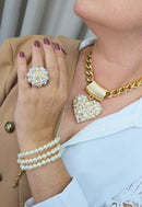 Colar Cleo Gold com pingente de coração de perolas e strass