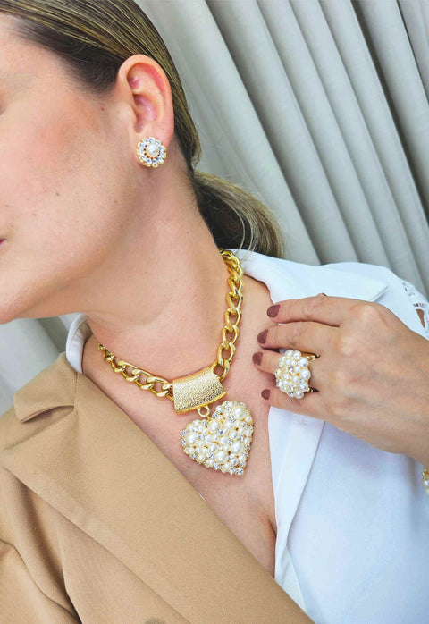 Colar Cleo Gold com pingente de coração de perolas e strass