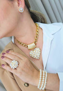Colar Cleo Gold com pingente de coração de perolas e strass