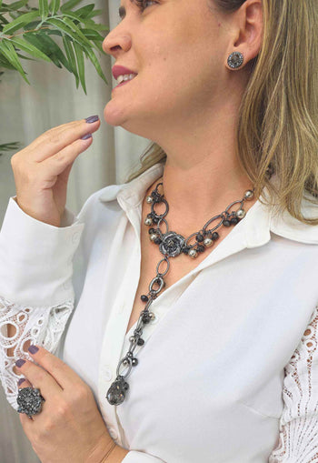 Colar Bolero: Floral Elegante com Pedras Grafite e Strass Hematite no Grafite | Look de Festa
