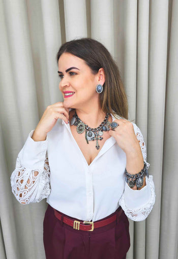 Maxi colar Zoraide com mix de pingentes, resinas, crucifixo e correntaria onix