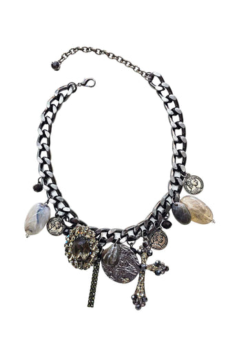 Maxi colar Zoraide com mix de pingentes, resinas, crucifixo e correntaria onix