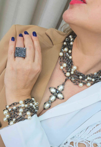 Maxi Colar Celebridade com perolas e crucifixo banhado no onix