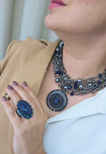 Maxi colar Momentos Blue de correntaria grafitecom pingentes e pedras azuis