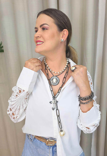 Maxi Colar Alexandrina: Statement com Elos Grafite e Pérolas com Crucifixo no Grafite | Acessório de Luxo