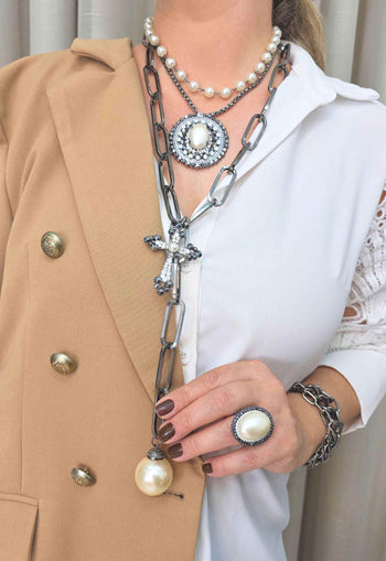 Maxi Colar Alexandrina: Statement com Elos Grafite e Pérolas com Crucifixo no Grafite | Acessório de Luxo