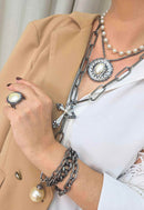 Maxi Colar Alexandrina: Statement com Elos Grafite e Pérolas com Crucifixo no Grafite | Acessório de Luxo