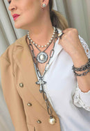 Maxi Colar Alexandrina: Statement com Elos Grafite e Pérolas com Crucifixo no Grafite | Acessório de Luxo