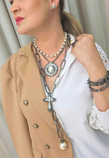 Maxi Colar Alexandrina: Statement com Elos Grafite e Pérolas com Crucifixo no Grafite | Acessório de Luxo