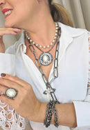 Maxi Colar Alexandrina: Statement com Elos Grafite e Pérolas com Crucifixo no Grafite | Acessório de Luxo