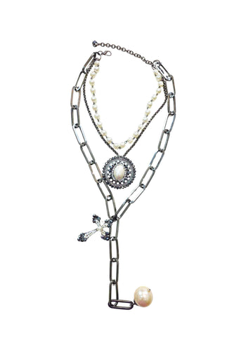 Maxi Colar Alexandrina: Statement com Elos Grafite e Pérolas com Crucifixo no Grafite | Acessório de Luxo